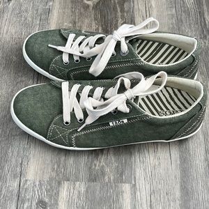 Size 9 Taos sneakers